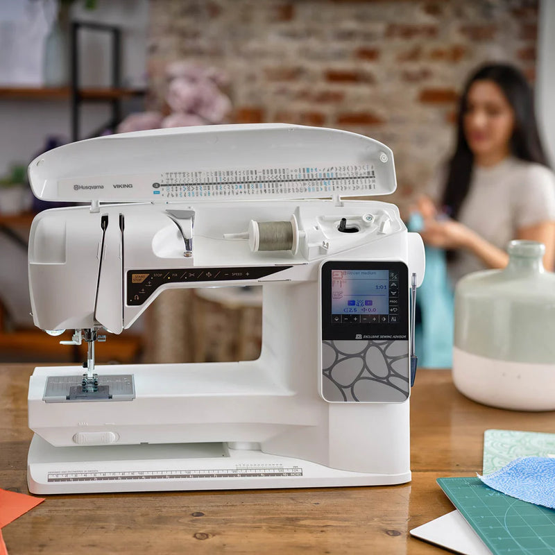 Load image into Gallery viewer, Husqvarna Opal 690Q Quilting Machine