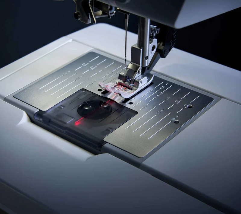 Load image into Gallery viewer, Pfaff Quilt Expression 725 Sewing Machine