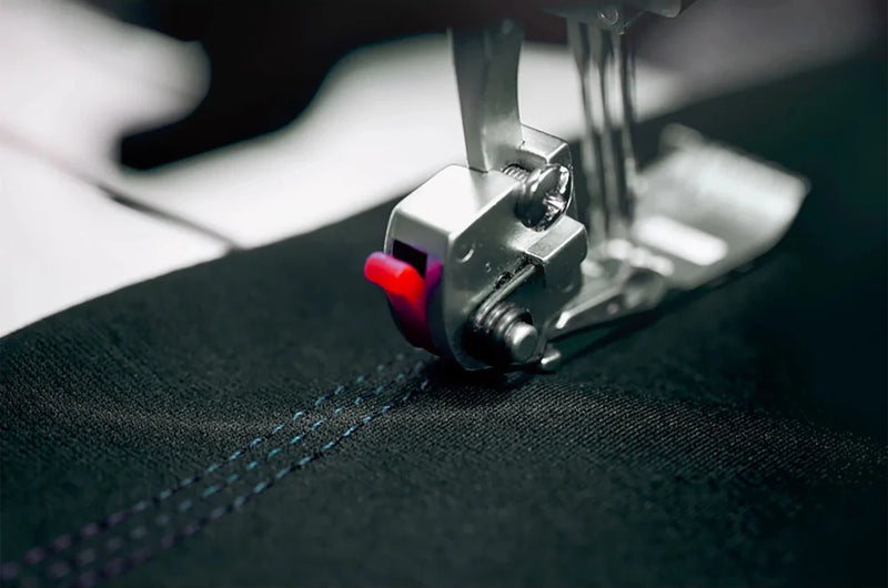 Load image into Gallery viewer, Pfaff - Admire Air 6000 Coverlock