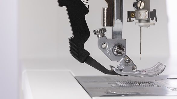Load image into Gallery viewer, Pfaff Ambition 620 Sewing & Quilting Machine