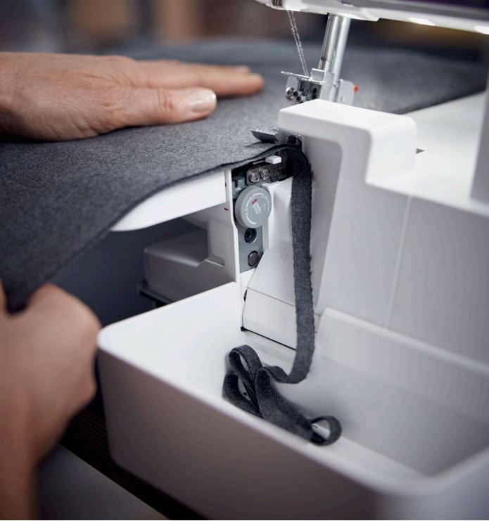 Load image into Gallery viewer, Pfaff Admire air 7000 Overlocker & Coverstitch