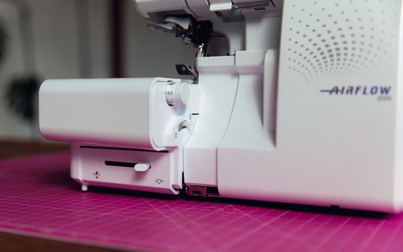 Load image into Gallery viewer, Brother Airflow 3000 electronic air threading overlocker
