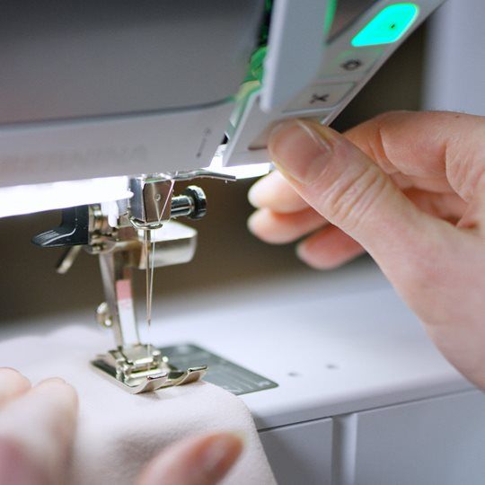 Load image into Gallery viewer, Bernina 480 Sewing & Quilting Machine