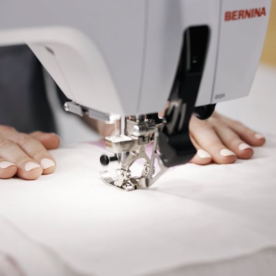 Load image into Gallery viewer, Bernina 570QE Sewing & Quilting Machine