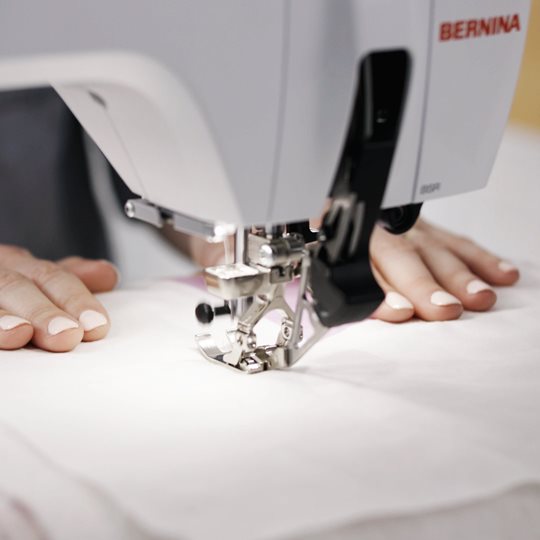 Load image into Gallery viewer, Bernina 590 Sewing, Quilting and Embroidery machine
