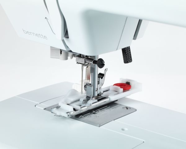 Load image into Gallery viewer, Bernette b35 Sewing Machine