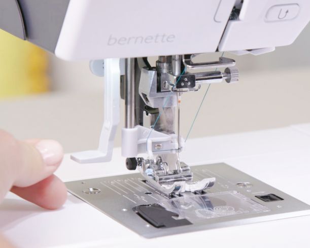 Load image into Gallery viewer, Bernette b77 Sewing & Quilting Machine