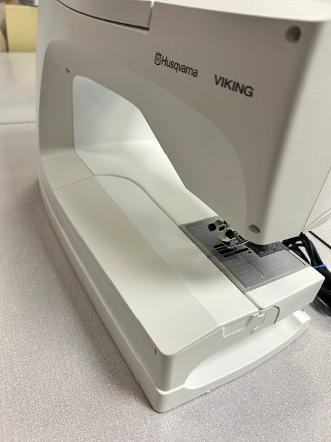 *Pre-Owned Husqvarna Viking Designer Diamond Deluxe Sewing and Embroidery Machine