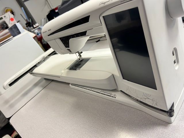 Load image into Gallery viewer, *Pre-Owned Husqvarna Viking Designer Diamond Deluxe Sewing and Embroidery Machine
