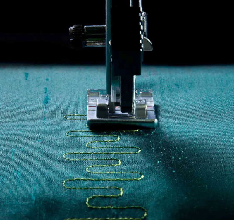 Load image into Gallery viewer, Pfaff  Expression 715 Sewing Machine
