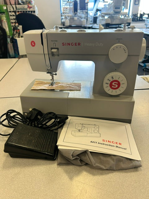 *Pre Owned Singer 4411 Sewing Machine
