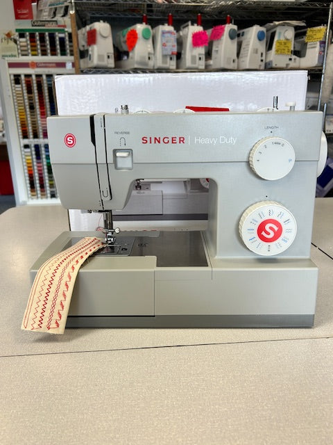 Load image into Gallery viewer, *Demo Model Singer Heavy Duty 4423 with Table
