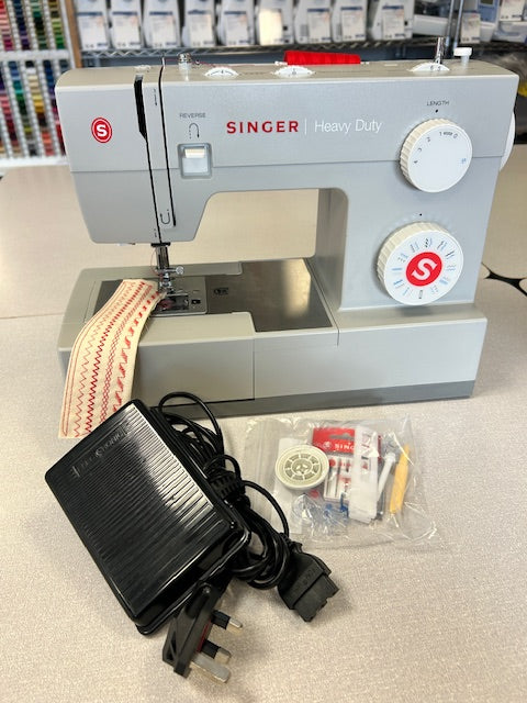 Load image into Gallery viewer, *Demo Model Singer Heavy Duty 4423 with Table
