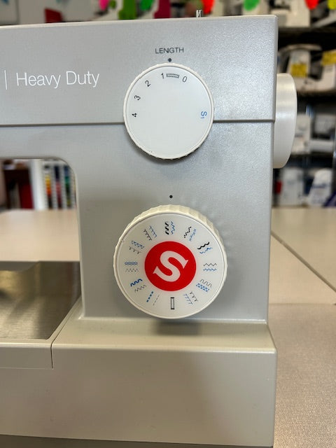 *Demo Model Singer Heavy Duty 4423 with Table