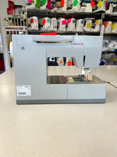 *Demo Model Singer Heavy Duty 4423 with Table