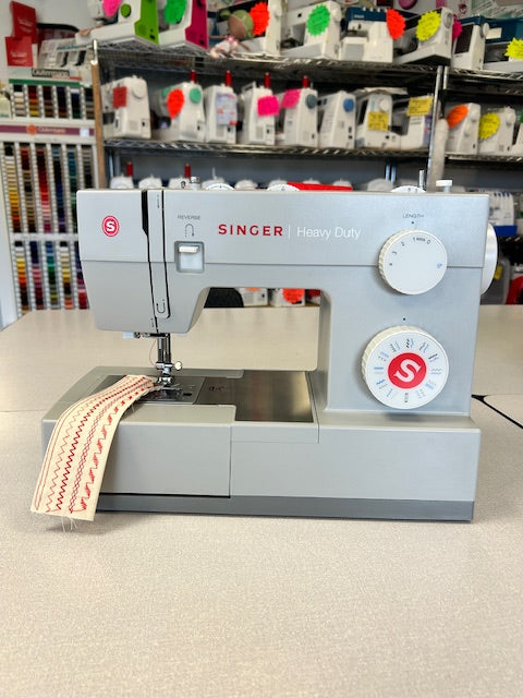 Load image into Gallery viewer, *Demo Model Singer Heavy Duty 4423 with Table
