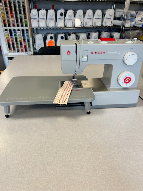 Load image into Gallery viewer, *Demo Model Singer Heavy Duty 4423 with Table
